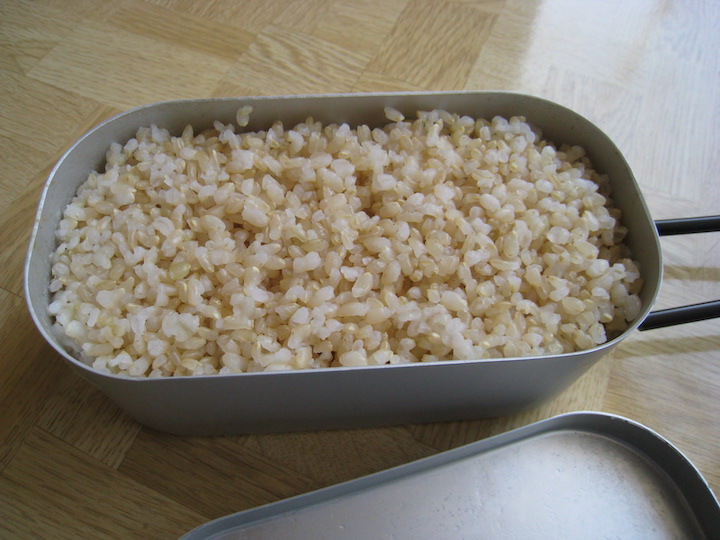 炊き上がった3分付きのお米の写真。
